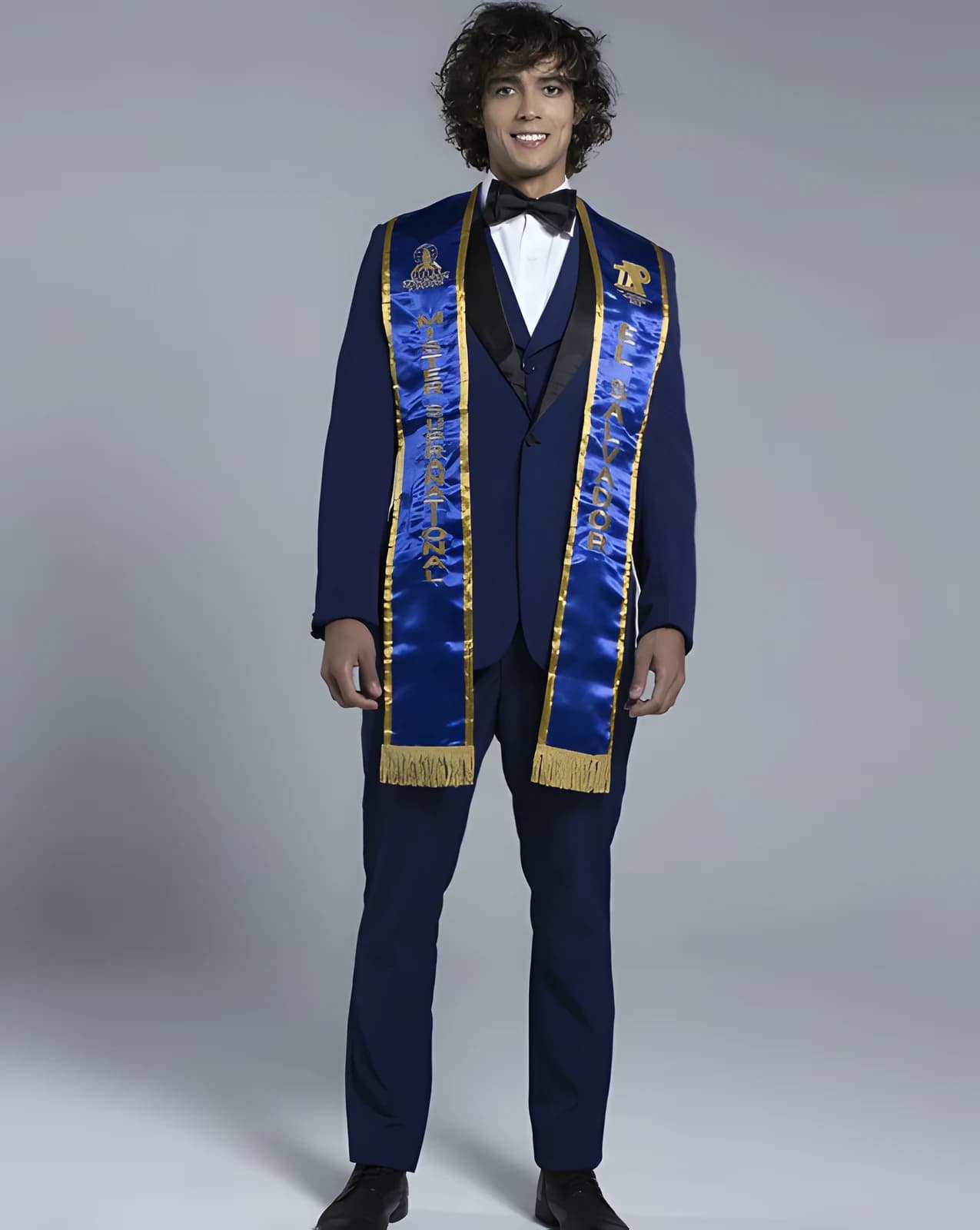 Adrián Itzam Monge con la banda de Mister Supranational El Salvador, 2022